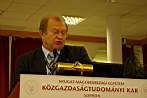 P�nz�gyi m�gi�k,p�nz�gyi kiutak Konferencia k�pei